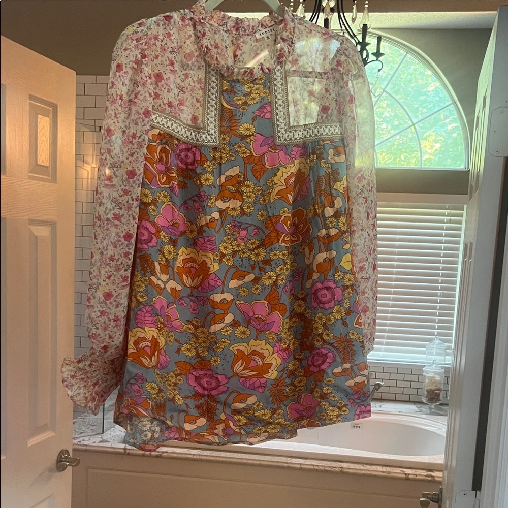 Jodifl Floral top - size L